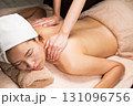 若いアジア人女性は背中のオイルマッサージを受けています. 131096756