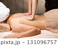 若いアジア人女性は背中のオイルマッサージを受けています. 131096757