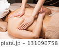 若いアジア人女性は背中のオイルマッサージを受けています. 131096758