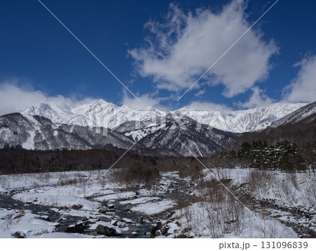 青空に映える冬の北アルプス　長野県白馬村 131096839
