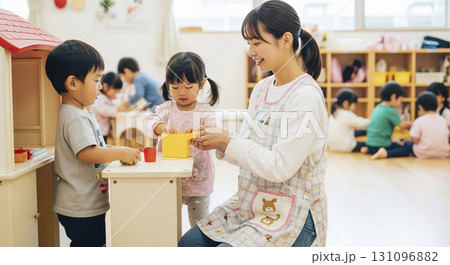 保育士と園児たちが屋内でおままごと遊びをするシーン 131096882
