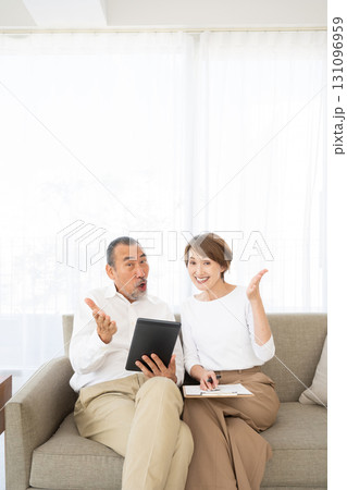 スマホをおすすめするアクティブシニア夫婦 131096959