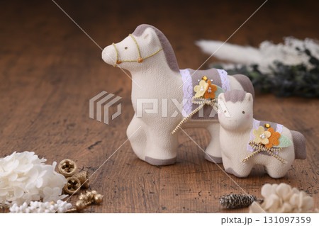 かわいい馬の親子（干支 午年イメージ） 131097359