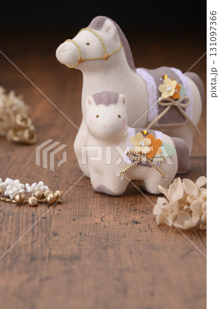 かわいい馬の親子(干支 午年イメージ) かわいい馬の親子(干支 午年イメージ) 131097366