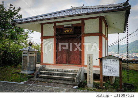 竹原の古い街並みに隣接するお寺 131097512
