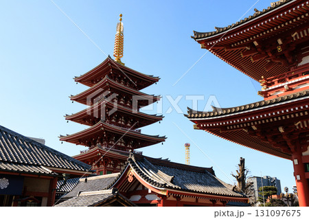 東京都　浅草寺の五重塔 131097675