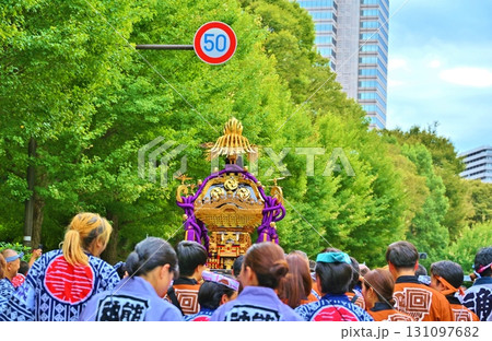 新宿十二社熊野神社例大祭の神輿渡御　東京 131097682