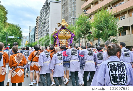 新宿十二社熊野神社例大祭の神輿渡御 東京 新宿十二社熊野神社例大祭の神輿渡御 東京 131097683