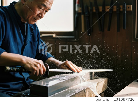 刀剣を研磨する熟練職人のポートレート 131097726