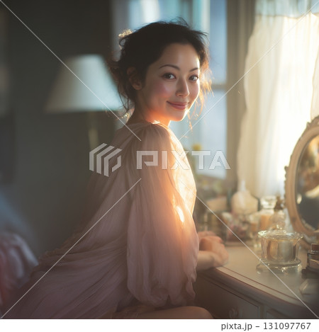 窓辺でくつろぐお洒落な大人の日本人美女（スクエア写真） 131097767