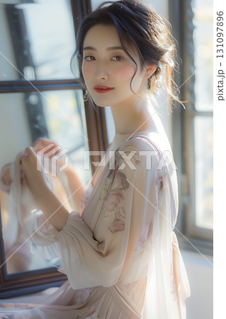 窓辺でくつろぐお洒落な大人の日本人美女（縦写真） 131097896