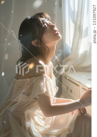 窓辺でくつろぐお洒落な大人の日本人美女（縦写真） 131097927