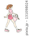 歩く女の子の後ろ姿のイラスト 131098024