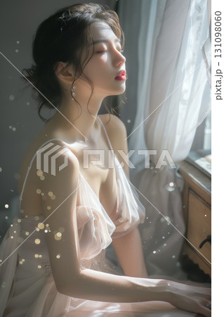 窓辺でくつろぐお洒落な大人の日本人美女(縦写真) 窓辺でくつろぐお洒落な大人の日本人美女(縦写真) 131098060