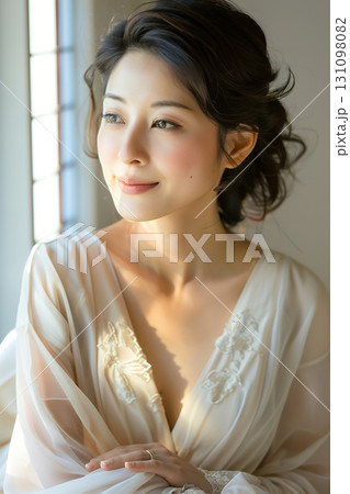 窓辺でくつろぐお洒落な大人の日本人美女（縦写真） 131098082