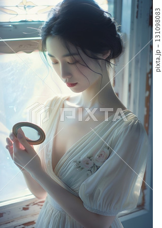 窓辺でくつろぐお洒落な大人の日本人美女（縦写真） 131098083