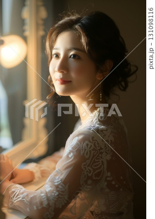 窓辺でくつろぐお洒落な大人の日本人美女（縦写真） 131098116
