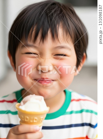 アイスクリームを美味しそうに食べる男の子 131098187