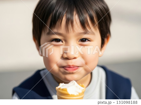 アイスクリームを美味しそうに食べる男の子 131098188