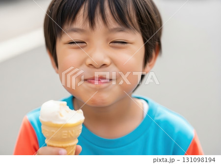 アイスクリームを美味しそうに食べる男の子 アイスクリームを美味しそうに食べる男の子 131098194