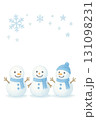 3人の雪だるまと雪の結晶イラスト素材（PNG） 131098231