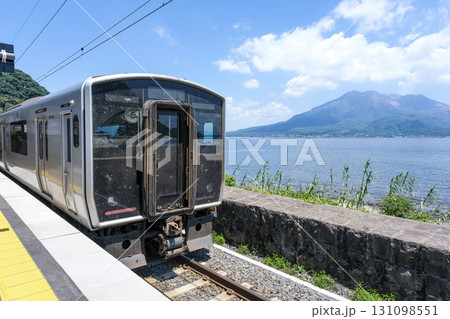 桜島が眺められる仙巌園駅に停車中の電車 桜島が眺められる仙巌園駅に停車中の電車 131098551