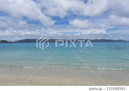 古座間味ビーチから見る渡嘉敷島 131098561