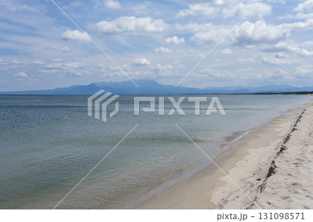 砂浜が延々と続く弓ヶ浜海岸から大山を眺める 131098571