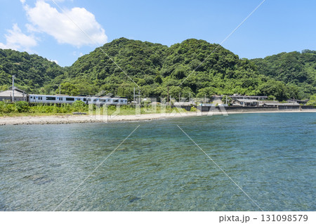 錦江湾沿いを走る日豊線の列車 131098579