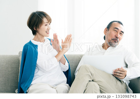 ソファで喧嘩するシニア夫婦 131098743