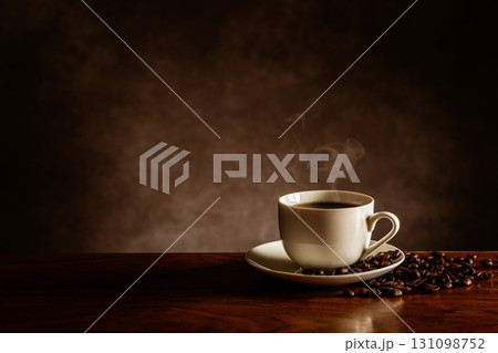 テーブルの上のホットコーヒーとコーヒー豆 テーブルの上のホットコーヒーとコーヒー豆 131098752