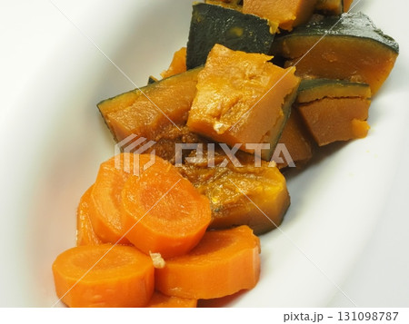 野菜の煮物、妻の手作り家庭料理、家庭で楽しむ夕ご飯、幸せ家族 131098787