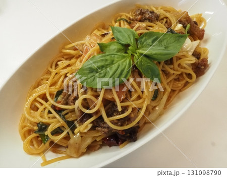 ベーコンとポークのペペロンチーノ、妻の手作り家庭料理、家庭で楽しむ夕ご飯、幸せ家族 131098790