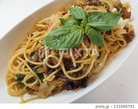 ペペロンチーノお肉入り、妻の手作り家庭料理、家庭で楽しむ夕ご飯、幸せ家族 131098791