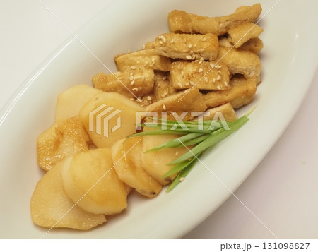 やまいもとお揚げさんの甘煮、妻の手作り家庭料理、家庭で楽しむ夕ご飯、幸せ家族 131098827