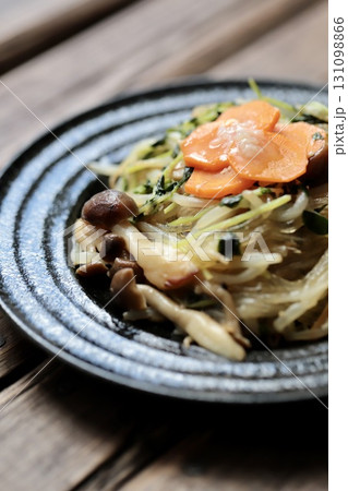 野菜たっぷり春雨の塩麹炒め 131098866