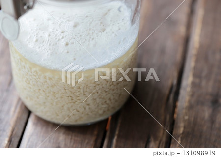 混ぜたばかりの泡立ち始めた乾燥麹の自家製塩麹 131098919