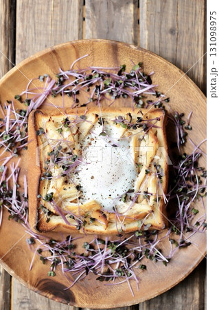 サラダチキンを土手にしたアレンジトースト 131098975