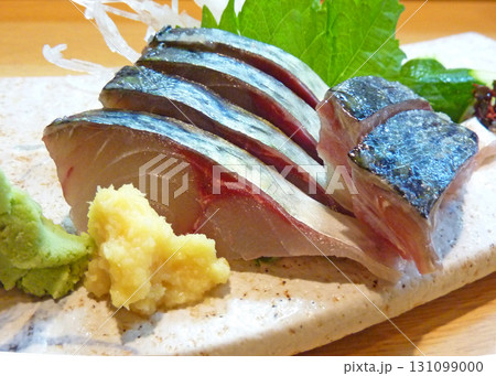 秋・冬が旬の魚。脂が乗って、甘みを感じる旨味、寒サバの刺身の写真 秋・冬が旬の魚。脂が乗って、甘みを感じる旨味、寒サバの刺身の写真 131099000