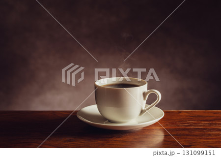 テーブルの上のホットコーヒー 131099151