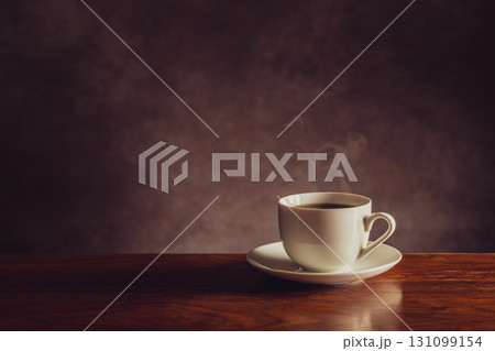 テーブルの上のホットコーヒー 131099154