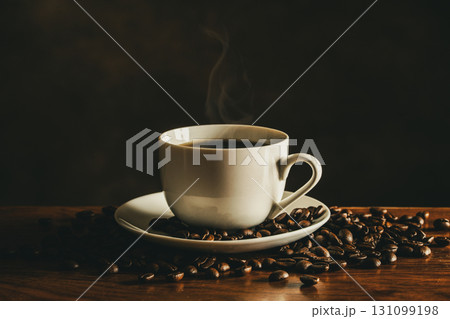 テーブルの上のホットコーヒーとコーヒー豆 テーブルの上のホットコーヒーとコーヒー豆 131099198