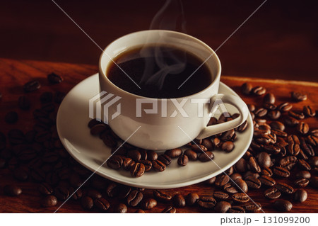 テーブルの上のホットコーヒーとコーヒー豆 131099200