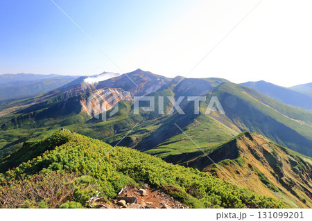十勝岳連峰　富良野岳山頂からの十勝岳、上ホロカメットク山　大雪山　方向の眺望　大雪山国立公園 131099201