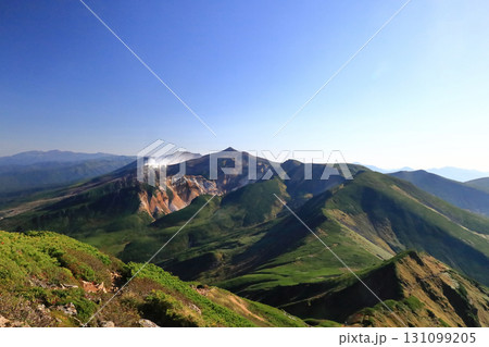 十勝岳連峰　富良野岳山頂からの十勝岳、上ホロカメットク山　大雪山　方向の眺望　大雪山国立公園 131099205