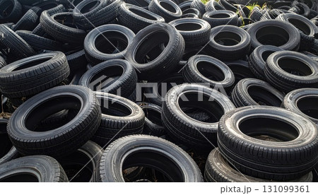 《AI画像》積み上げられた廃棄されたタイヤ 131099361