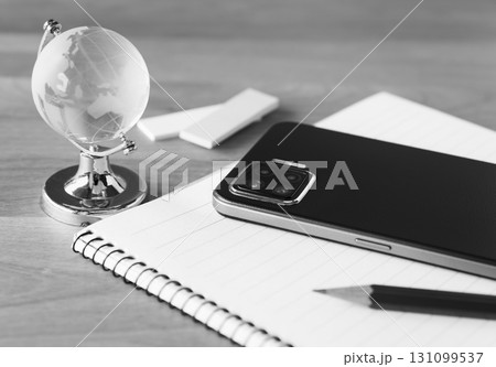 スマホと地球儀と筆記用具 オンライン授業 グローバル スマホと地球儀と筆記用具 オンライン授業 グローバル 131099537