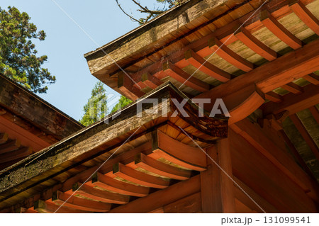 お寺の軒下 131099541