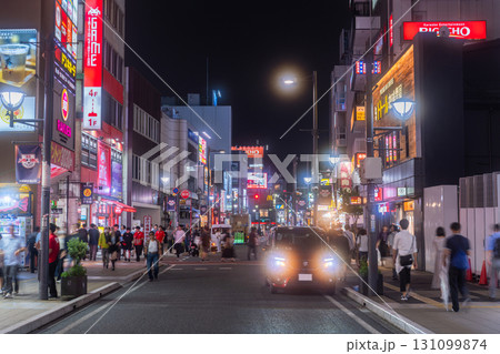 《埼玉県》大宮駅前・ネオンが輝く夜の繁華街 《埼玉県》大宮駅前・ネオンが輝く夜の繁華街 131099874