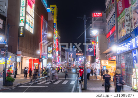 《埼玉県》大宮駅前・ネオンが輝く夜の繁華街 《埼玉県》大宮駅前・ネオンが輝く夜の繁華街 131099877